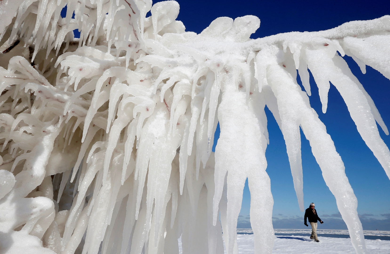Ice cloaks Lake Michigan ahead of US polar vortex