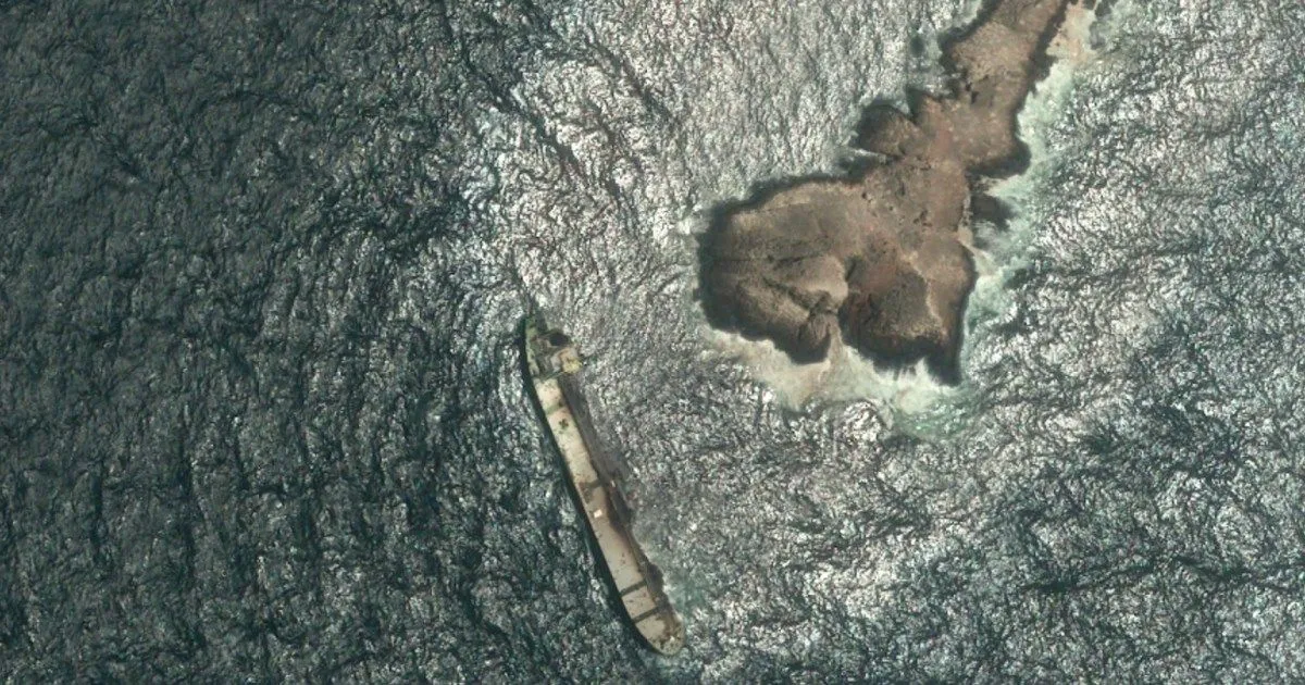 Oman says oil spill from stricken tanker has reached its coast