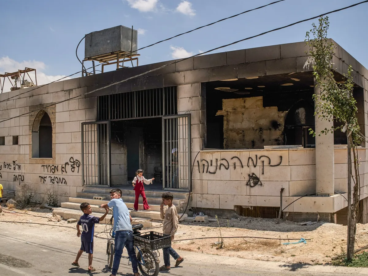 Israeli settlers besiege three Palestinian families in West Bank’s Qusra