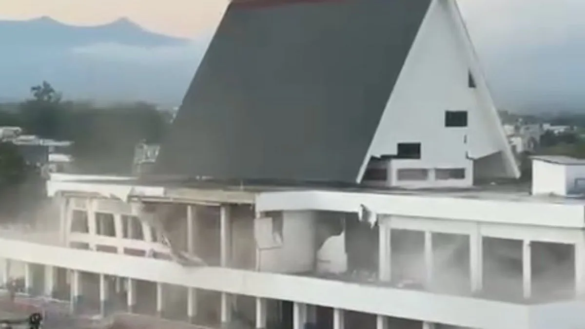 7.7-magnitude earthquake strikes eastern Indonesia