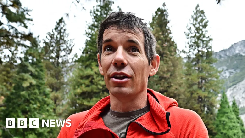 Climber delays rope-free skyscraper challenge over rain