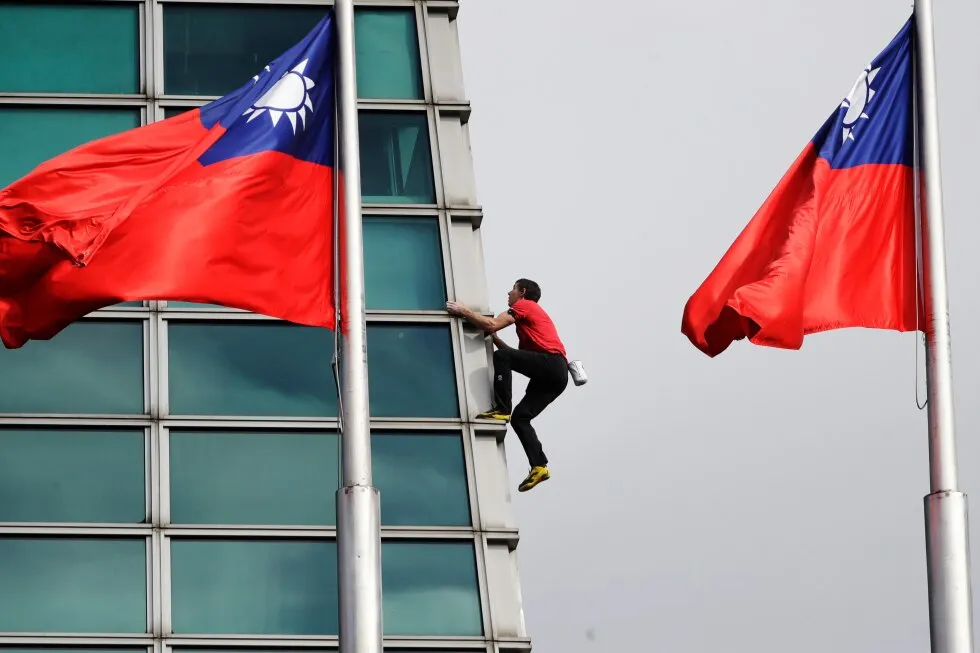 American rock climber Alex Honnold reaches top of Taipei 101 skyscraper without ropes