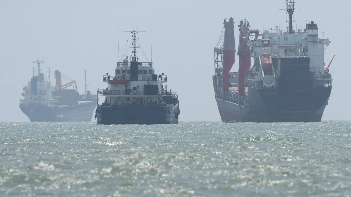 Iran, Oman discuss temporary shipping lane through Strait of Hormuz
