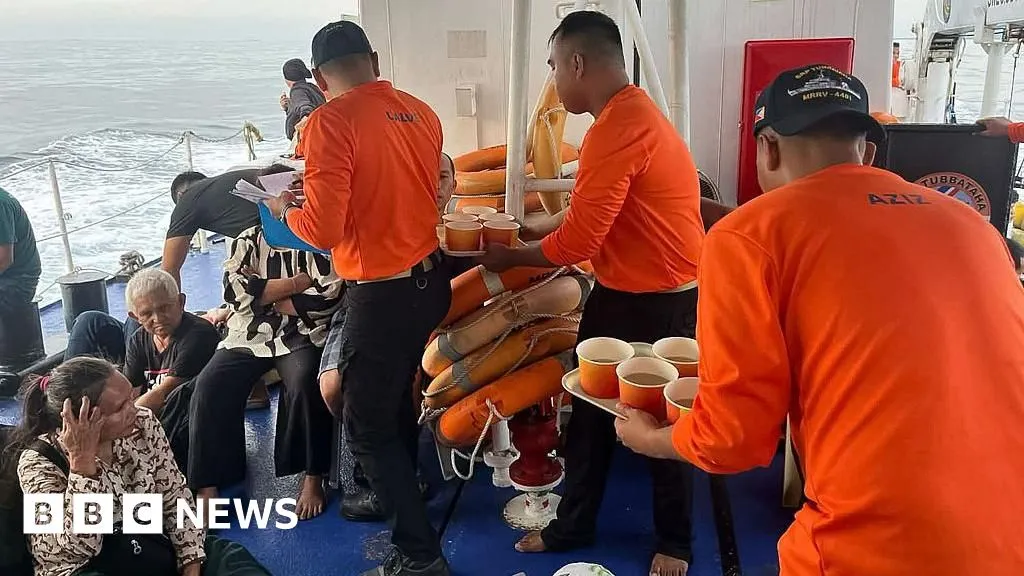 Fifteen dead after Philippines ferry with 300 passengers sinks