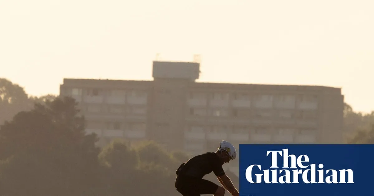 Heatwaves show UK must do more to promote cycling and walking, campaigners say