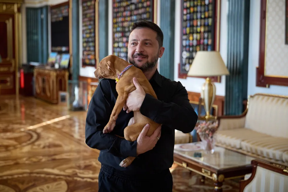 Ukraine’s president coos over a puppy, starting a new volley in his war of visuals against Russia