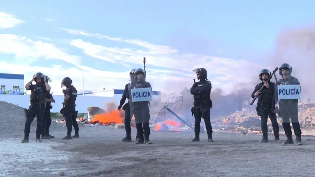 Anti-migrant protesters burn tents in Ceuta and block Red Cross aid