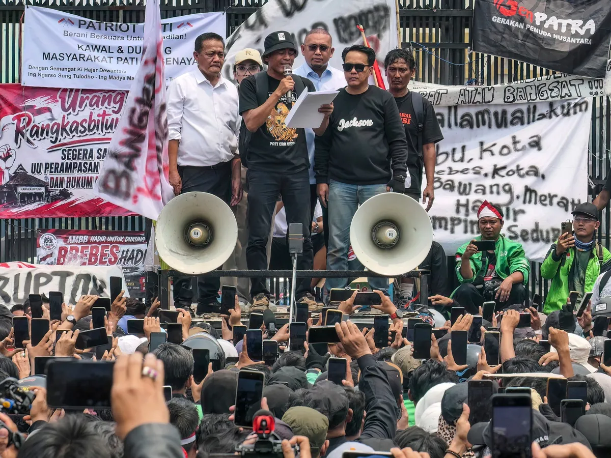 Indonesians march on parliament to demand crackdown on corruption