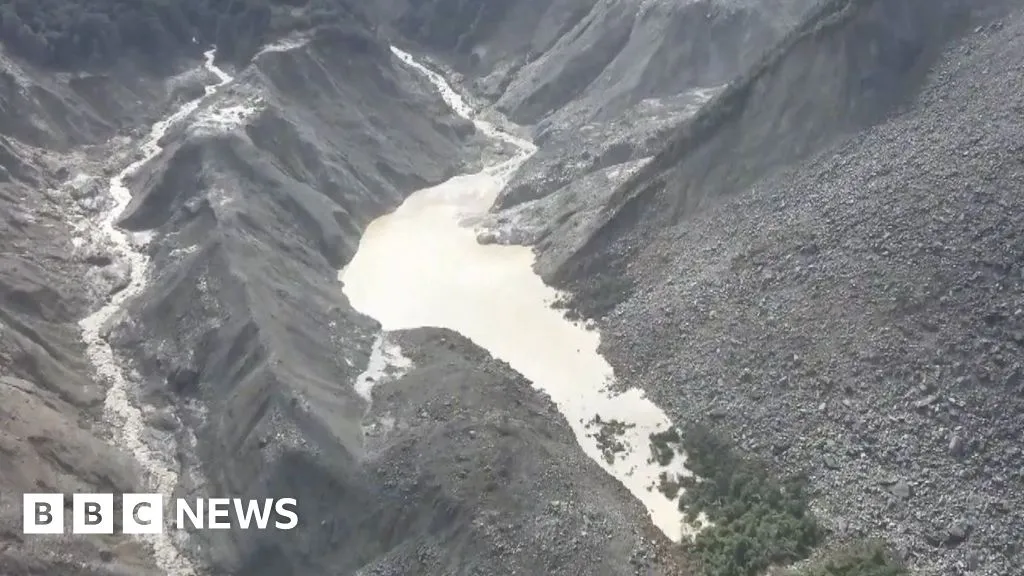 'High risk' of lake bursting and causing second flood, warns China