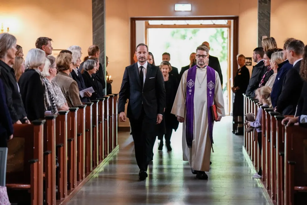 Norwegians line up at churches for emotional memorials remembering the late King Harald V