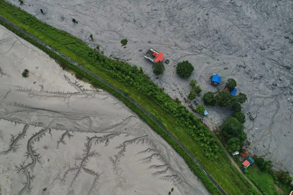 Rescue efforts intensify after Nepal-Tibet flooding as deaths climb past 900