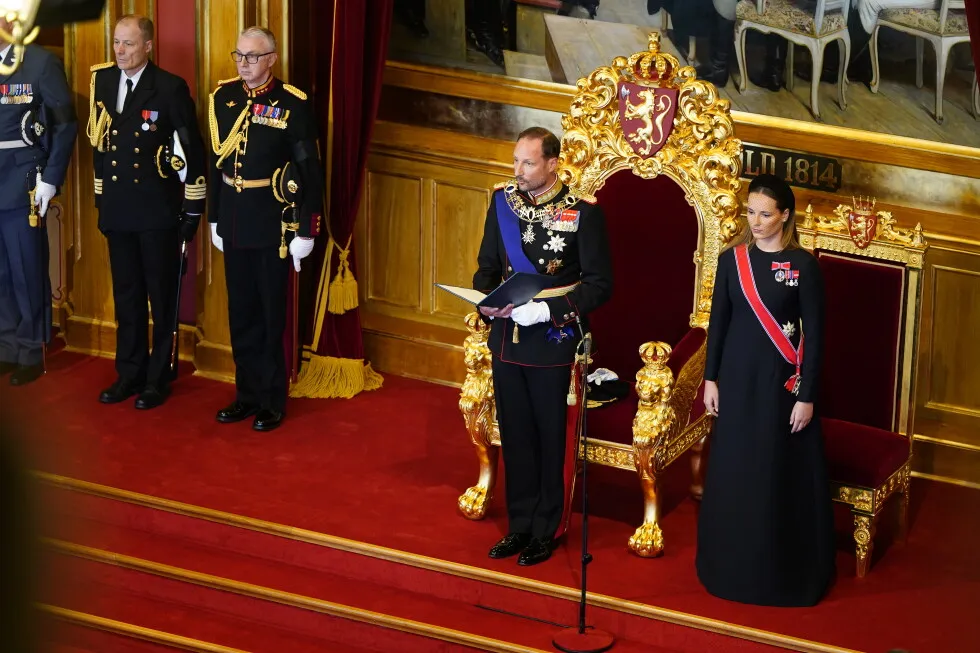 Norway’s King Haakon pledges an oath of allegiance to the constitution as his father lies in state