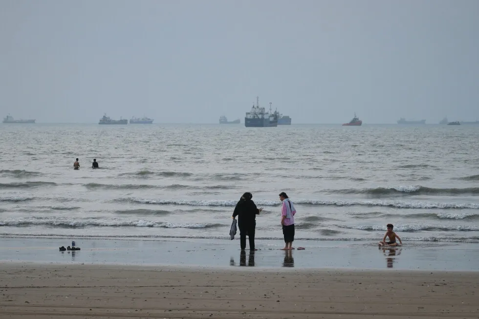 Iran targets US allies in Gulf after overnight attacks, and other Mideast news