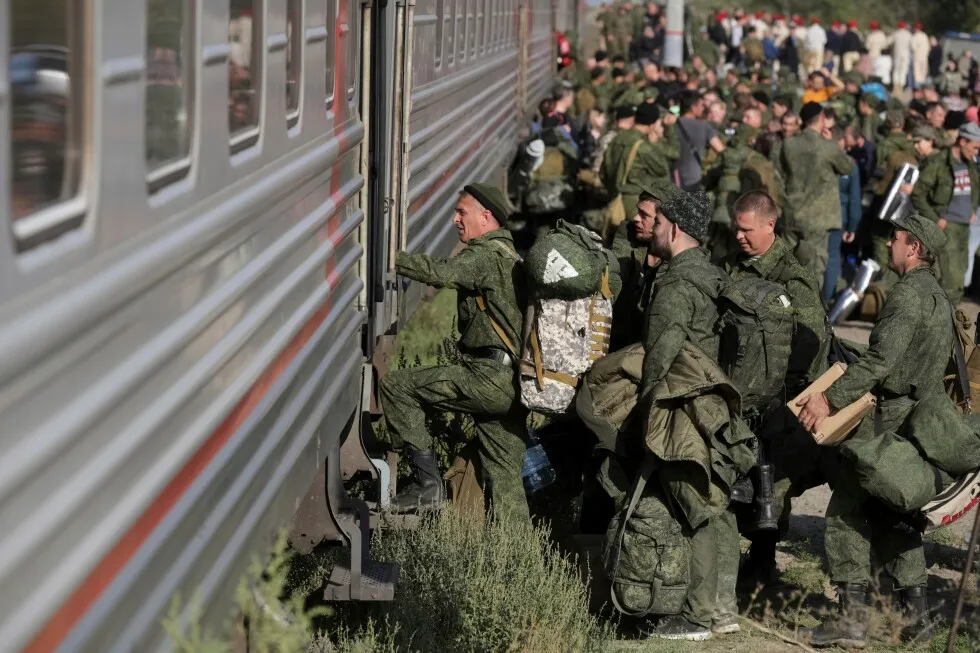 Russia offers cash bonuses, frees prisoners and lures foreigners to replenish its troops in Ukraine