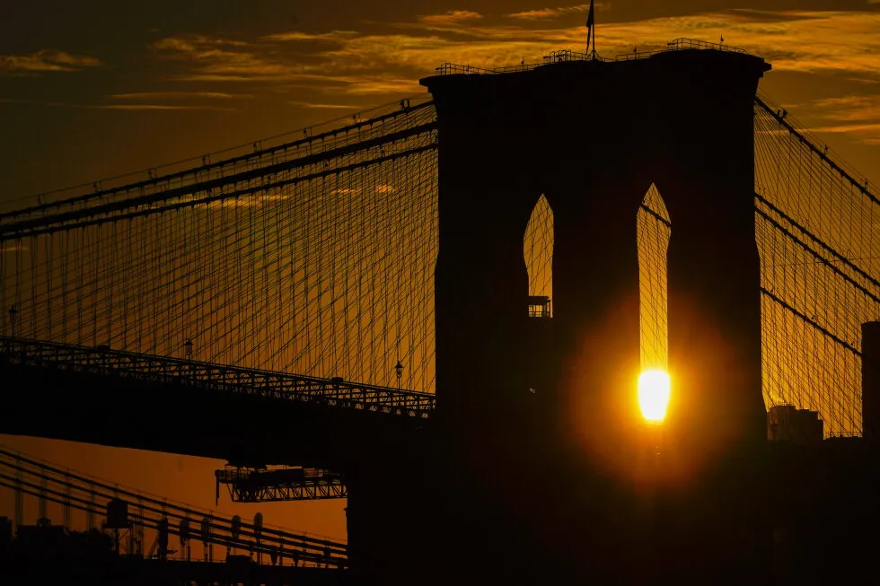 Knife-wielding man on Brooklyn Bridge cables fatally shot after ignoring orders to drop weapon