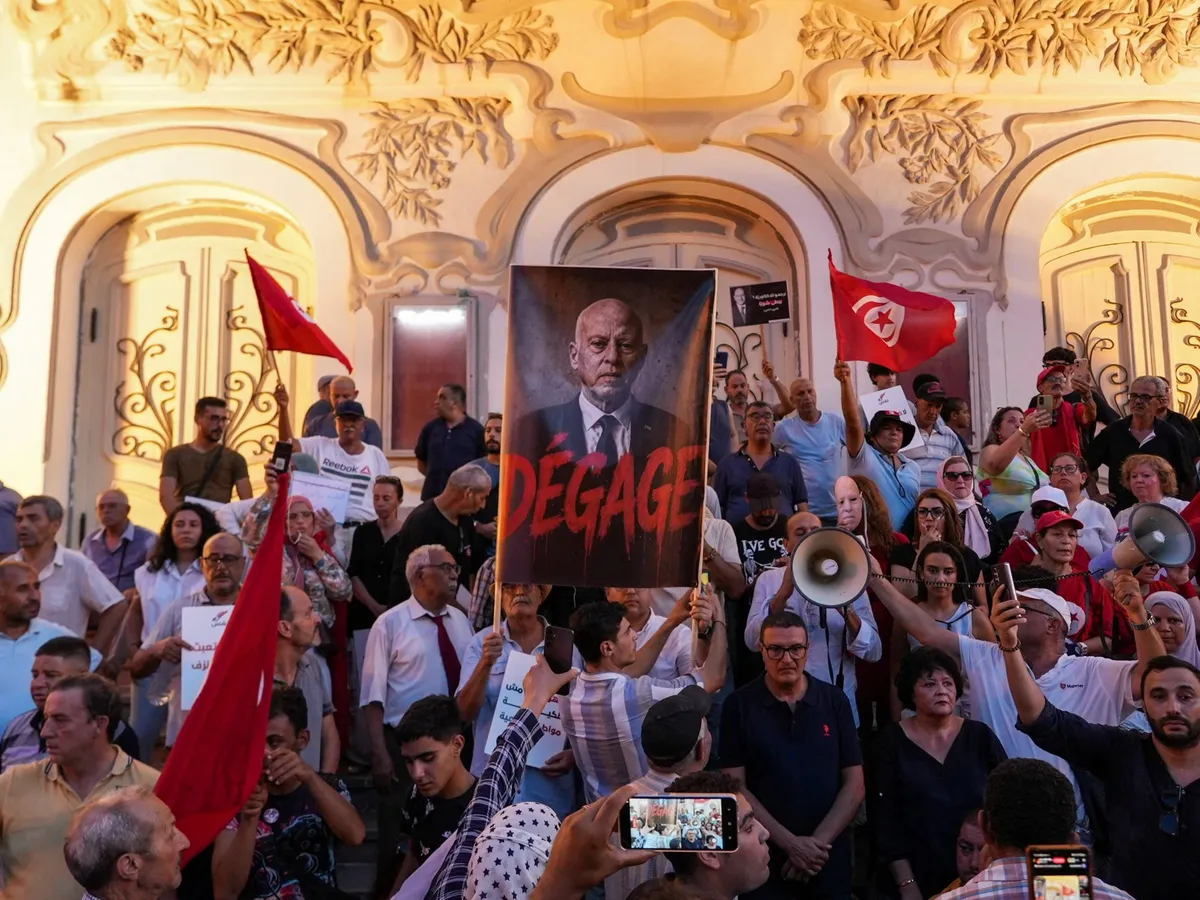 Tunisia arrests journalist amid crackdown on government critics