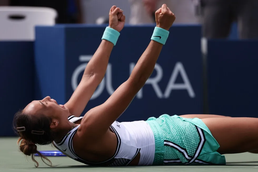 Zheng Qinwen stuns Madison Keys with a spectacular rally at the US Open. Fritz, Anisimova also lose