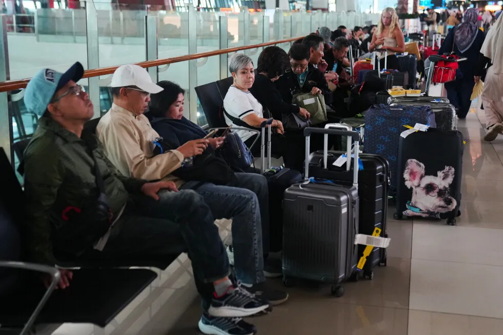 Indonesia cancels flights at Jakarta airport as Anak Krakatau volcano erupts