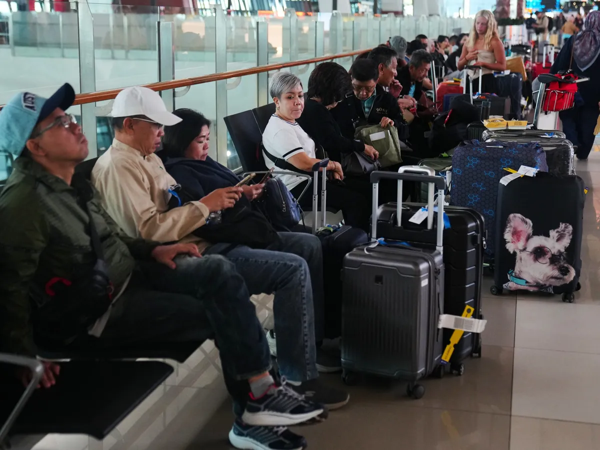 Indonesia’s main airport suspends flights due to Anak Krakatau eruption