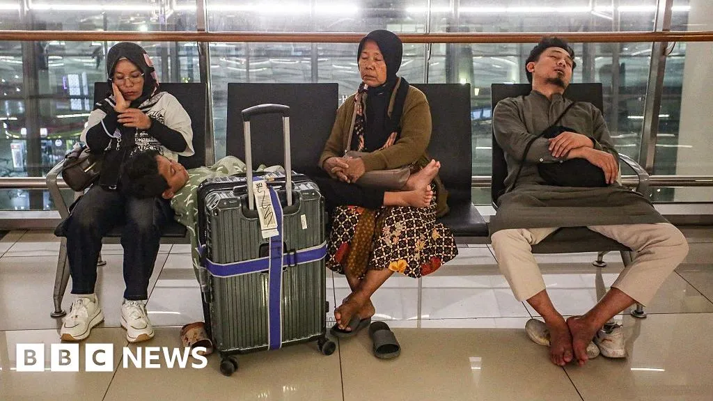 Volcano eruption triggers flight suspensions at Indonesia's main airport