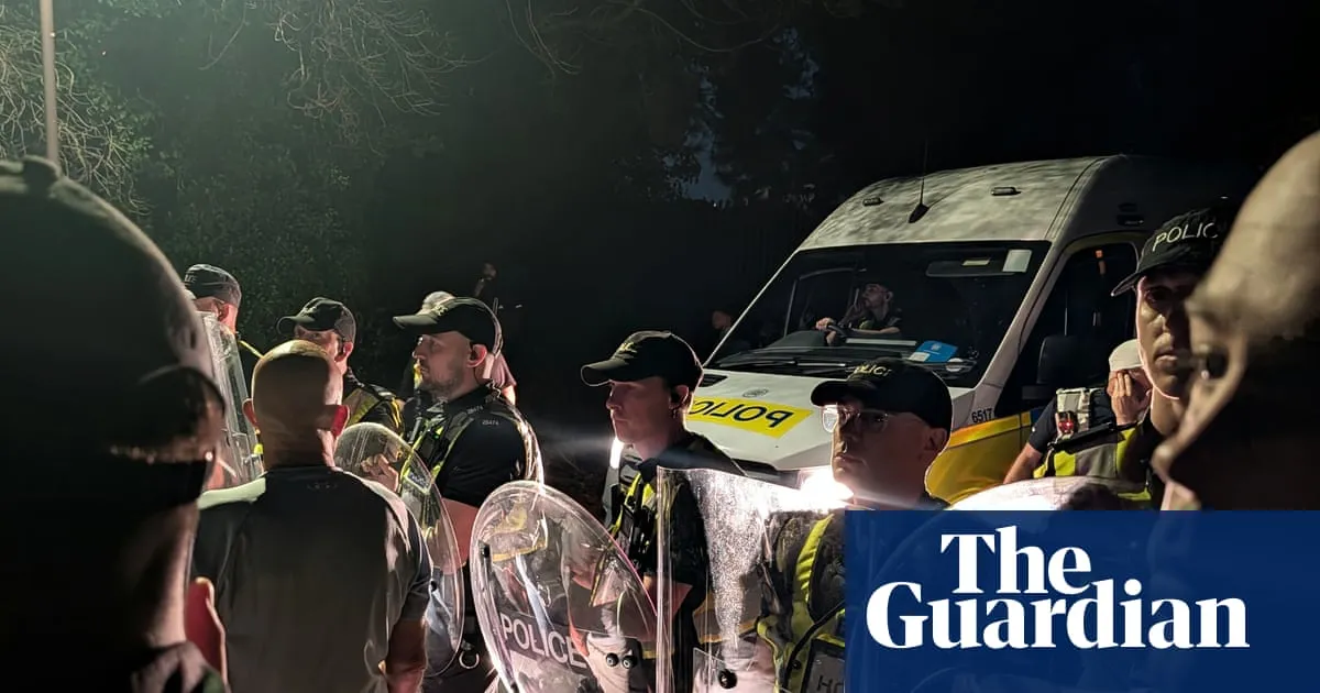 Far-right protesters descend on Portsmouth after small boat arrival