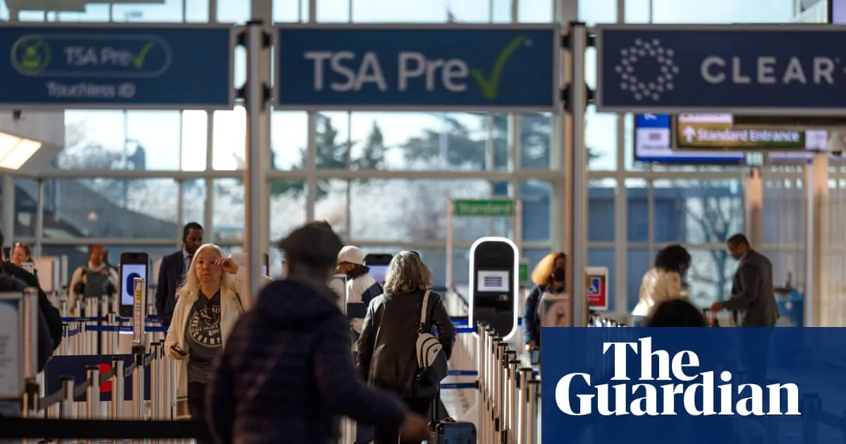 US airports to let some people without tickets pass through security