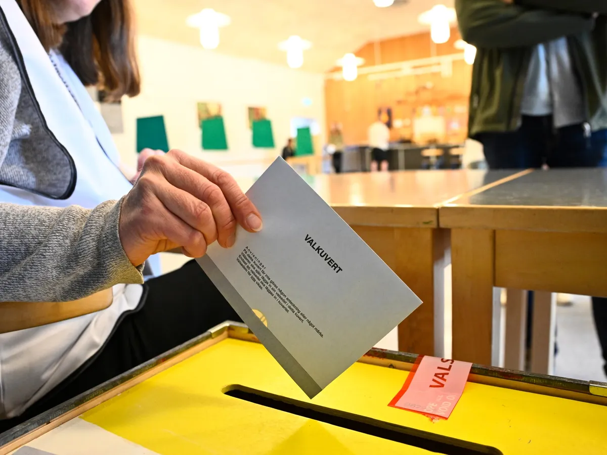 Voting under way in Sweden election that could see far right enter gov’t