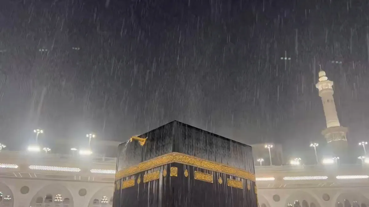 Heavy rain falls over the Kaaba in Mecca
