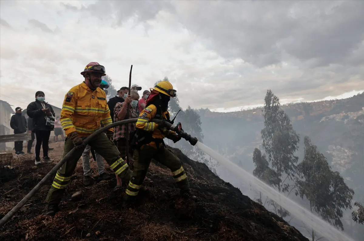 Residents help battle forest fires threatening homes in Ecuadorian capital