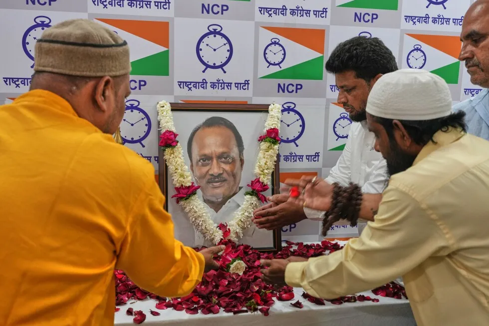 A private plane crashes in western India and kills a deputy chief minister and 4 others