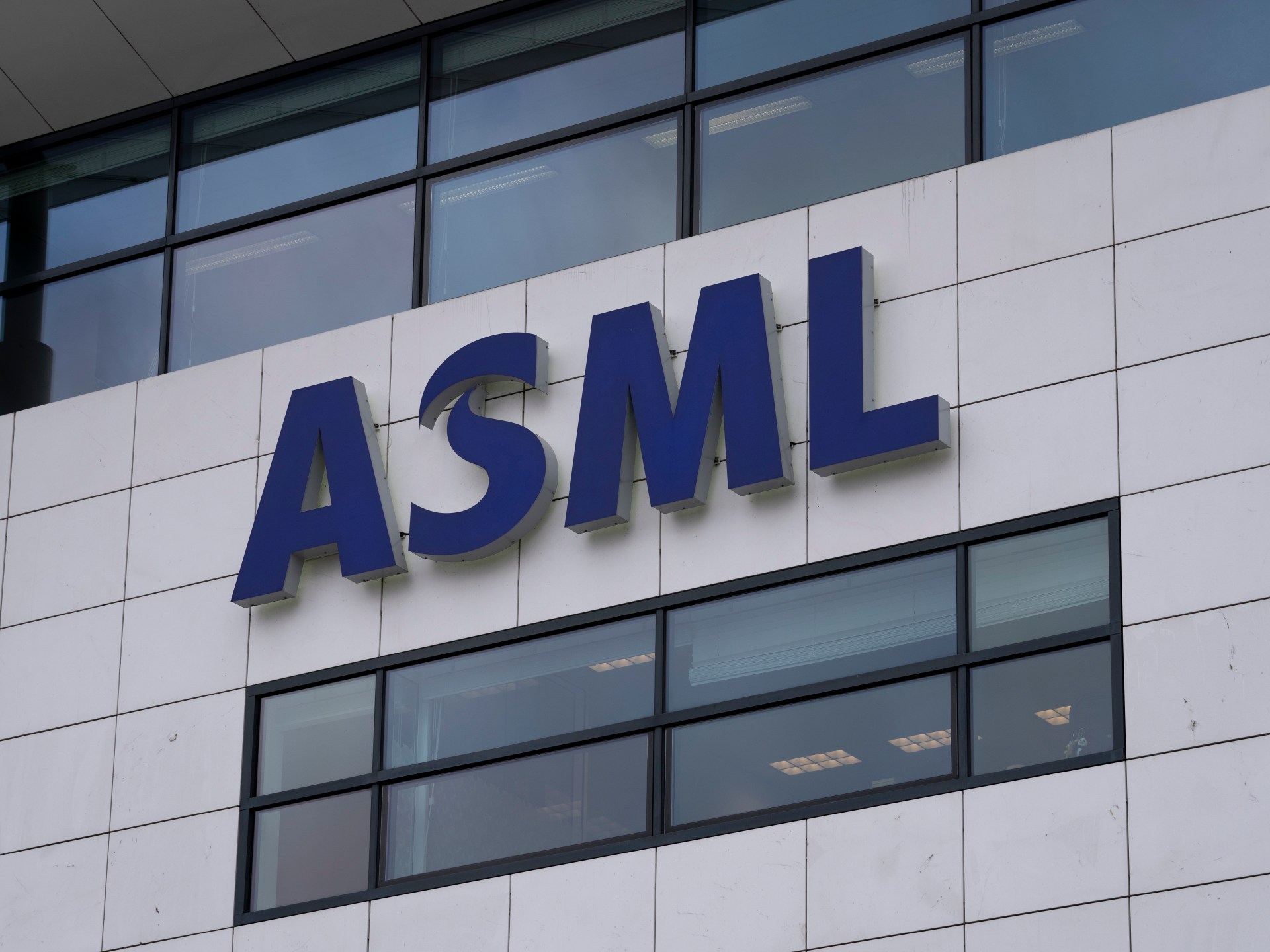 Tech giant ASML announces record orders in boost for AI boom
