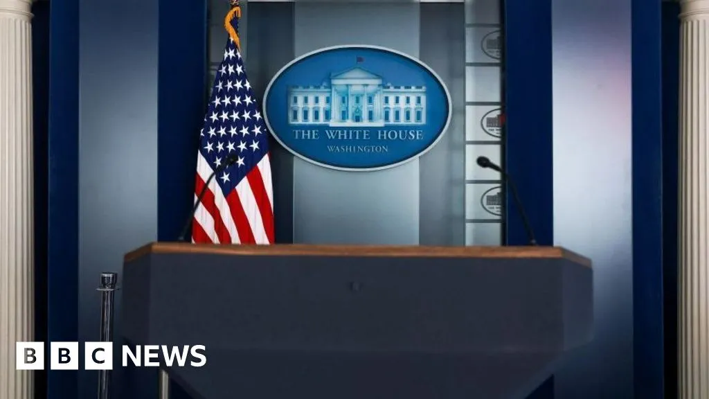 Judge temporarily overturns Trump's White House media ban