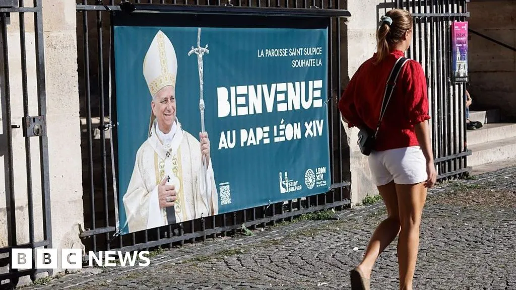 Hundreds of thousands expected in Paris for Pope's visit