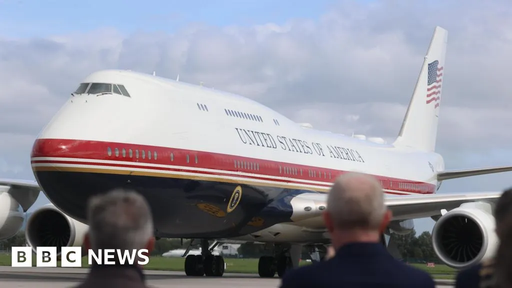 White House bars CNN from travelling with Trump on Air Force One