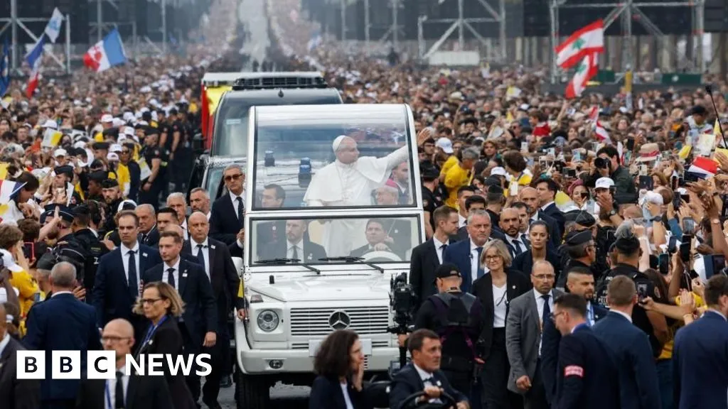 Huge crowds greet Pope in Paris for open-air Mass