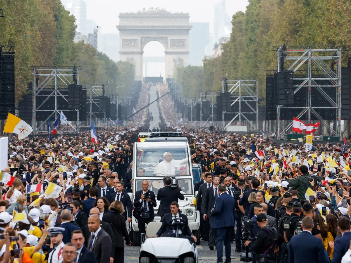 Several hundred thousand people gather for Pope Leo’s mass in Paris