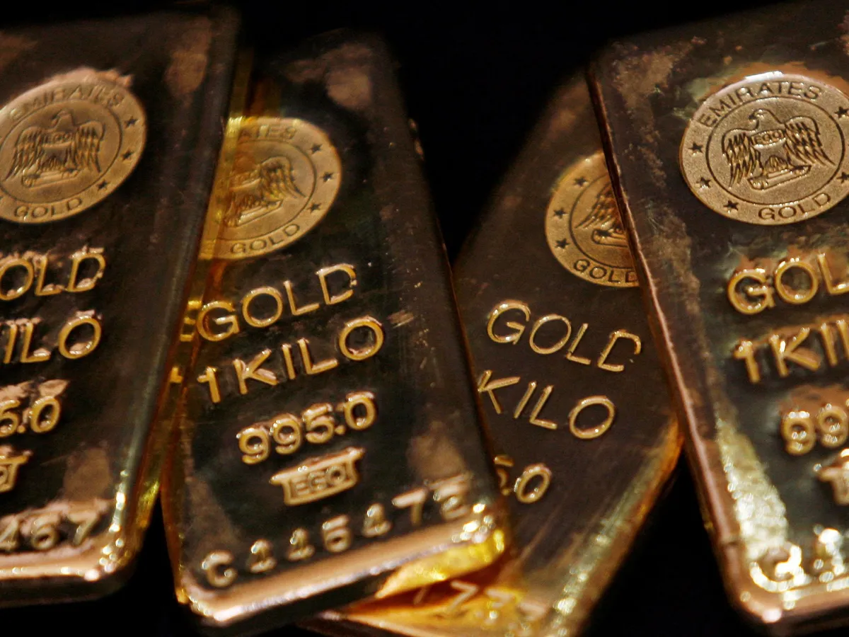 Gold falls amid rising oil prices and higher US dollar