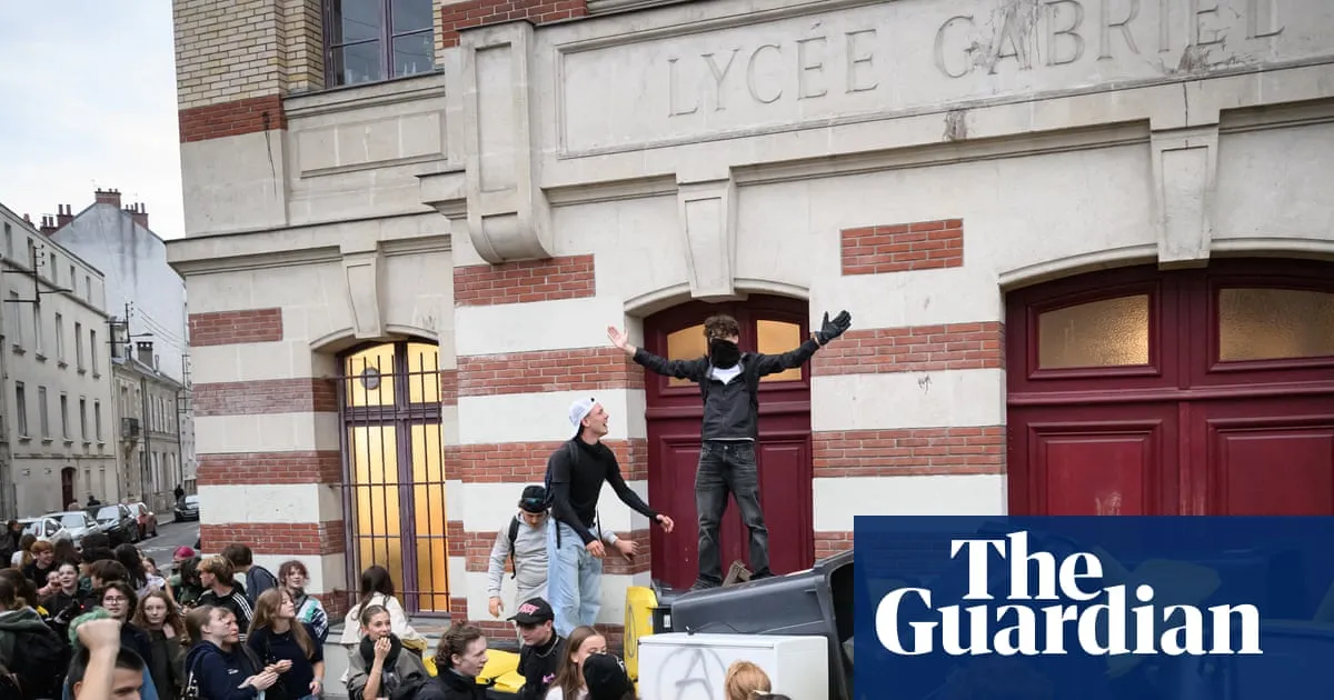 French students and police clash as school blockades turn violent