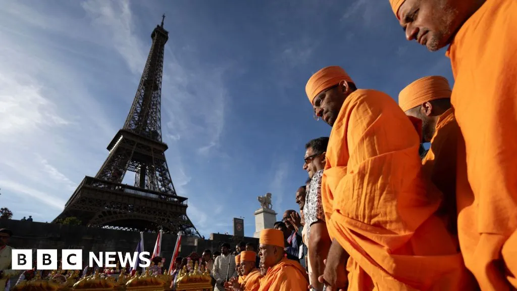 Eiffel Tower chief to quit after female staff replaced by men during religious visit