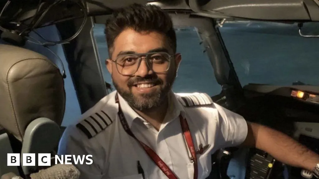 Who is the 'hero' Indian pilot who was stabbed on Israel-bound flight?