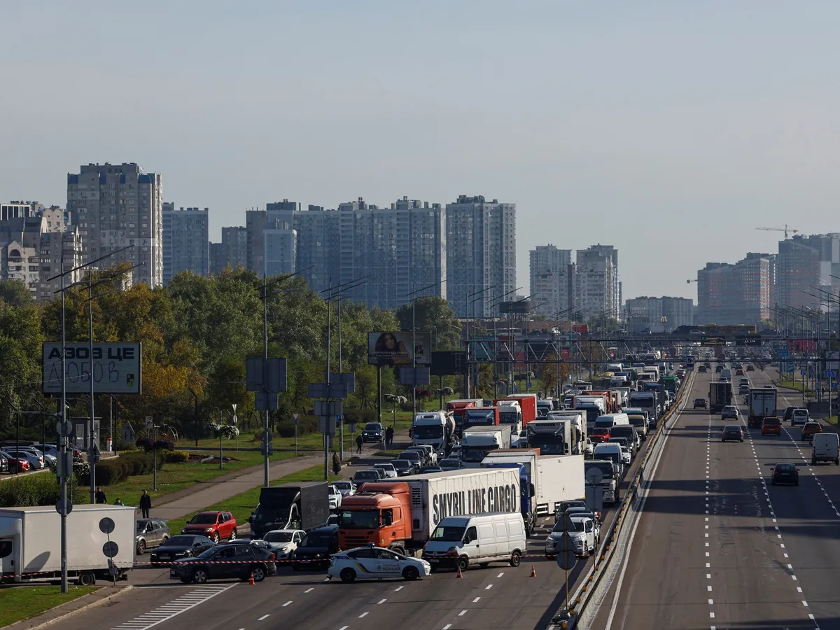 Ukraine calls for tighter sanctions as Russian attacks spark Kyiv gridlock