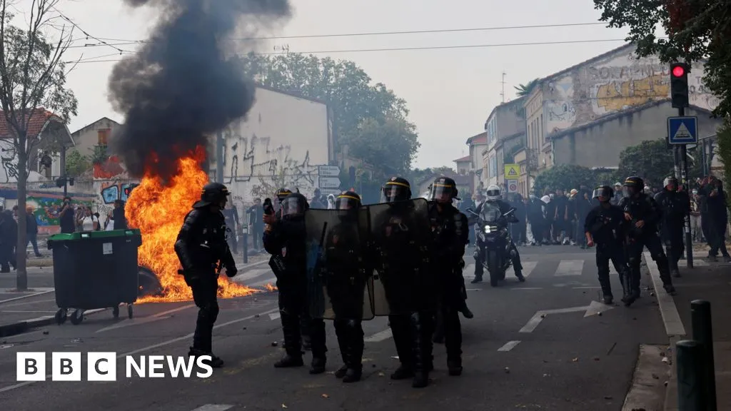 France closes up to 500 schools Monday over student protests