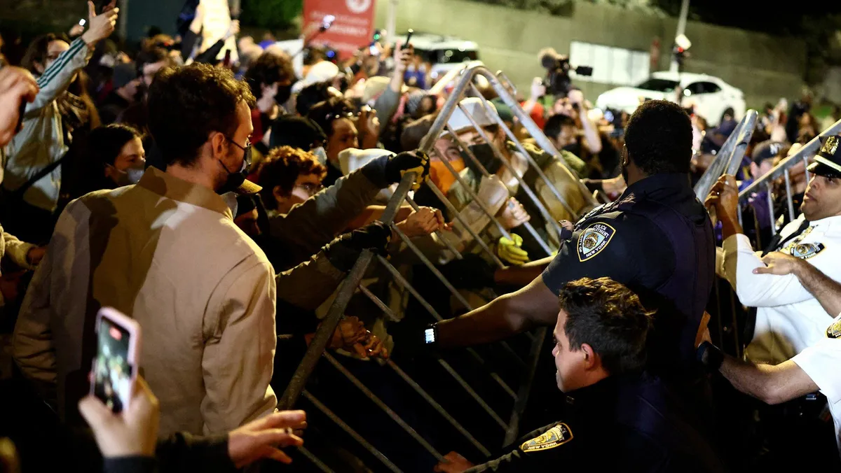 Uproar in NY after ICE shoots man with child in the car