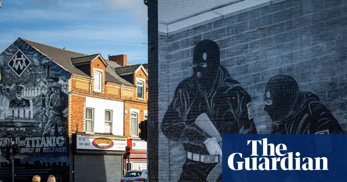 British and Irish governments ‘should negotiate paramilitary disbandment in Northern Ireland’
