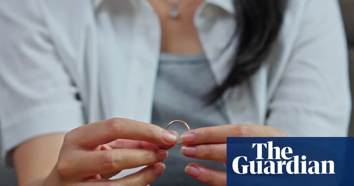 Forget the seven-year itch: opposite-sex marriages more likely to end after two decades