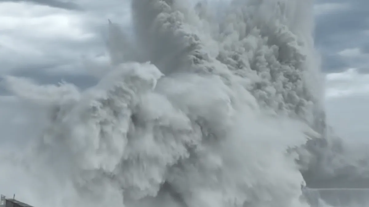 Typhoon Champi unleashes huge waves along Taiwan’s coast