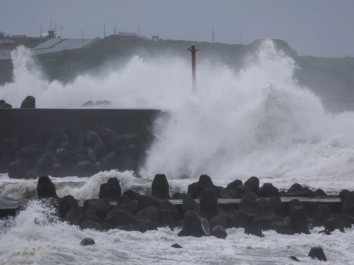 Typhoon Champi hits Taiwan, killing one and injuring 350