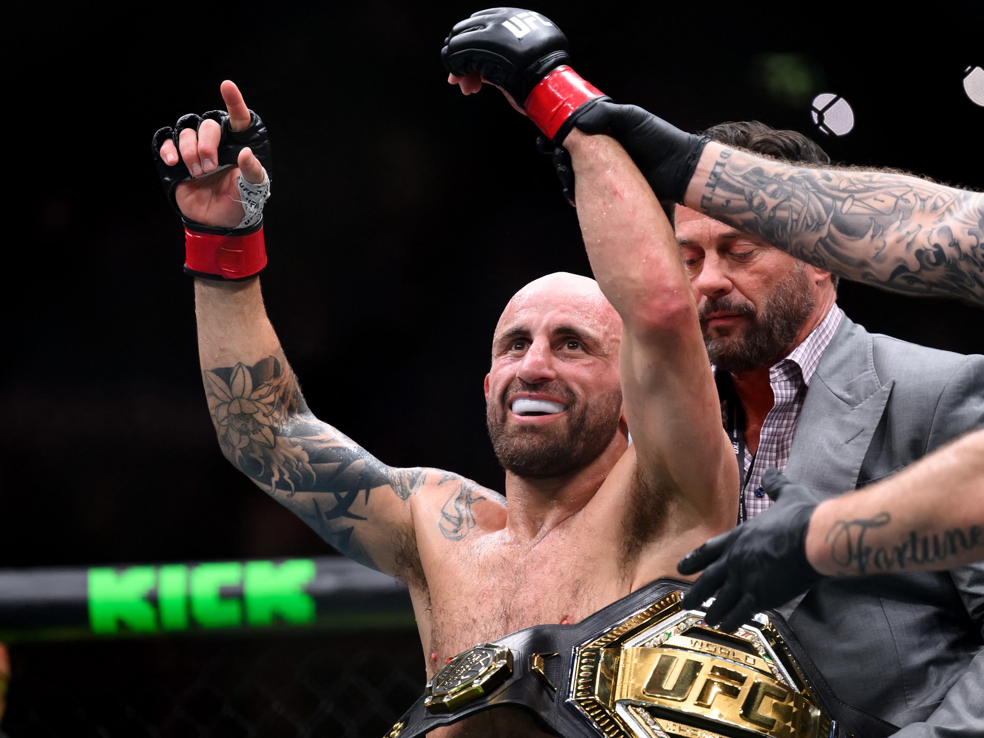 Volkanovski wins featherweight title defence against Lopes at UFC 325