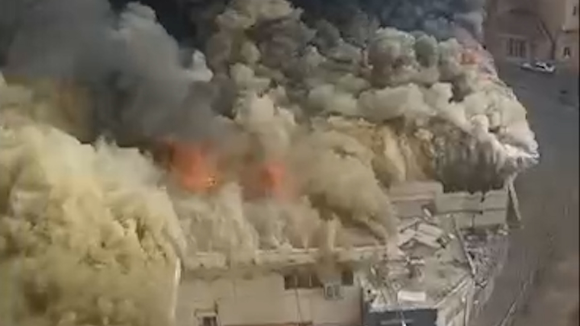 Huge fire breaks out at Tehran market