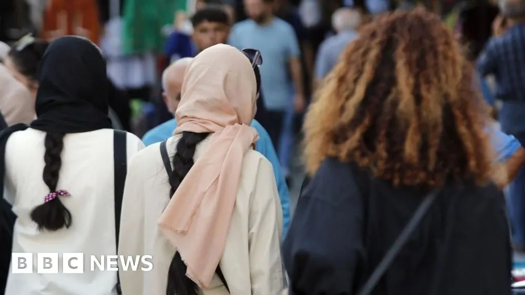 Iran arrests marathon organisers over women not wearing hijab